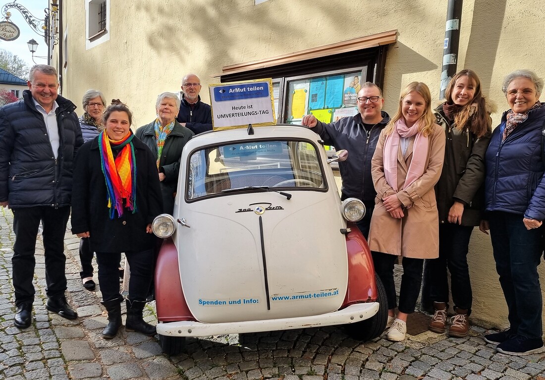 Thomas Neureiter (l.) mit Freiwilligen beim Umverteilungstag im Vorjahr in der Pfarre Salzburg-Mülln. Blickfang war wieder das Isetta-„Kultmobil“ von „ ArMut teilen“.