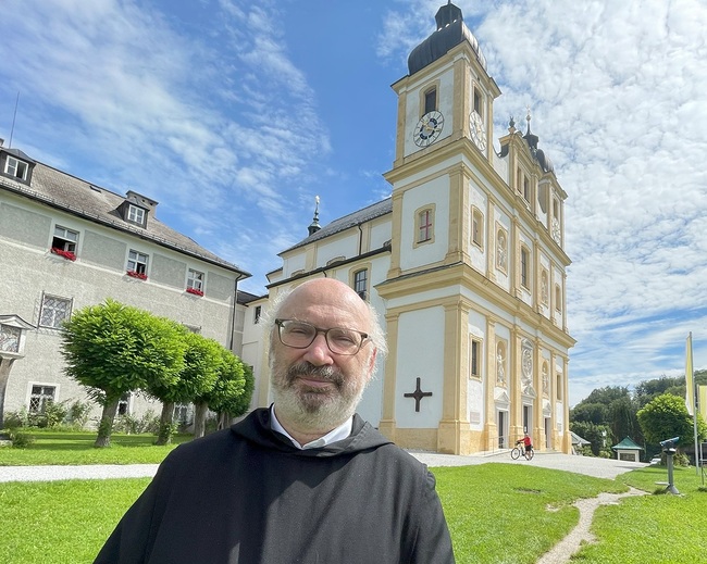 Superior Pater Petrus Eder OSB vor der Wallfahrtsbasilika Maria Plain.