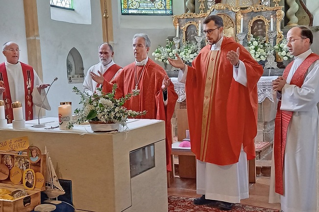 Zum Abschluss der Wallfahrt leitete Weihbischof Hansjörg Hofer (Mitte) einen Gottesdienst in der Pfarrkirche St. Radegund.  