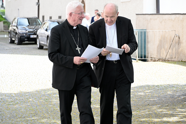 Im Gespräch:  Erzbischof Franz Lackner und Kardinal Christoph Schönborn tauschen sich über das neue Arbeitspapier zur Bischofssynode  im Herbst aus.