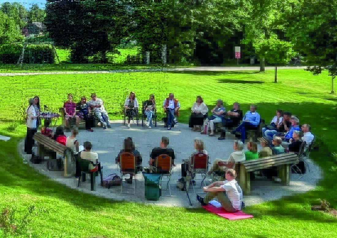Auch die Außenflächen laden im Salzburger Bildungszentrum St. Virgil zum Verweilen und zu Gruppenaktivitäten ein.