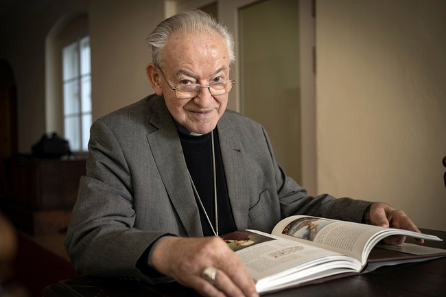 Zeit für seine Bücher und vor allem das Lesen von Biografien möchte sich Erzbischof em. Alois Kothgasser künftig mehr gönnen. Seit einigen Monaten lebt er im Salzburger Priesterseminar und sagt: „Das ist wieder ein Neuanfangen für mich.“ 