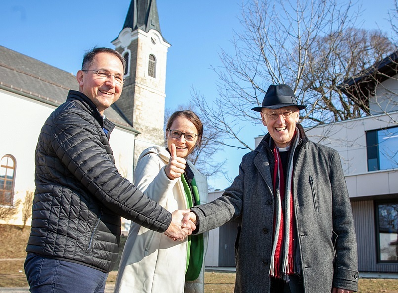 Ungewöhnliche Klima-Challenge in Neumarkt am Wallersee. Im Bild (v. l.): Bürgermeister Adi Rieger, Landeshauptmann-Stellvertreterin Martina Berthold und Stadtpfarrer Gottfried Laireiter.