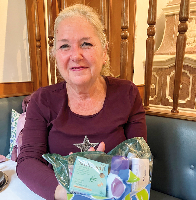 Freude bei Kathi über die Aufmerksamkeit der Betriebsseelsorge der Erzdiözese Salzburg. Über die Caritas-Koordinatorin kommen die kleinen Präsente bei den 24-Stunden-Betreuungspersonen an, die einen wichtigen Dienst in unserer Gesellschaft übernehmen
