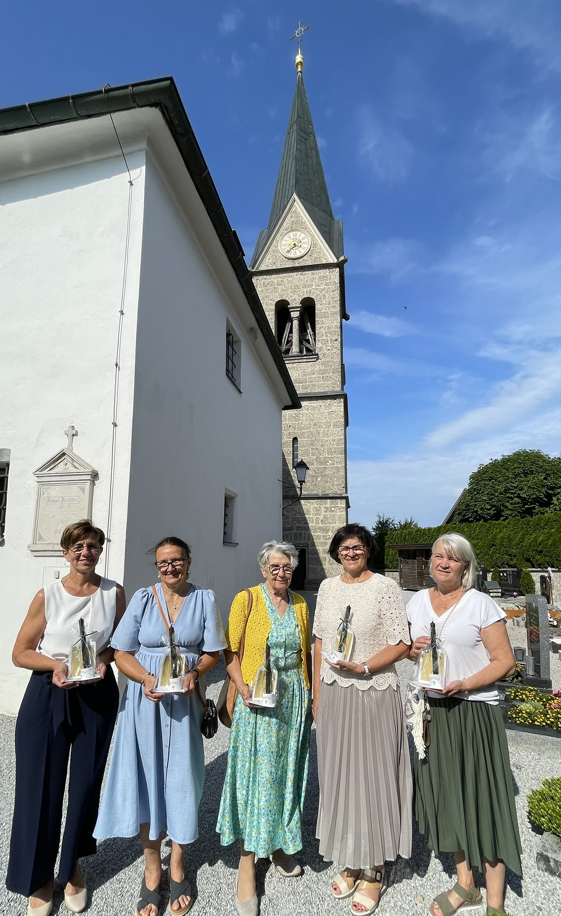 Johanna Nußbaumer, Josefa Gstöttner, Johanna Ortmayer, Maria Harringer und Birgit Frauenschuh(v. l.) stellen zu Hause bei drohendem Unwetter Wetterkerzen auf.