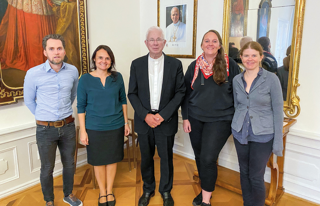 Begegnung mit Erzbischof Franz Lackner vor der Sendungsfeier: Martin Eitzinger Manuela Ebner (Amt für Personal), Nadine Hof-Scharler und Birgit Leuprecht (v. l.).