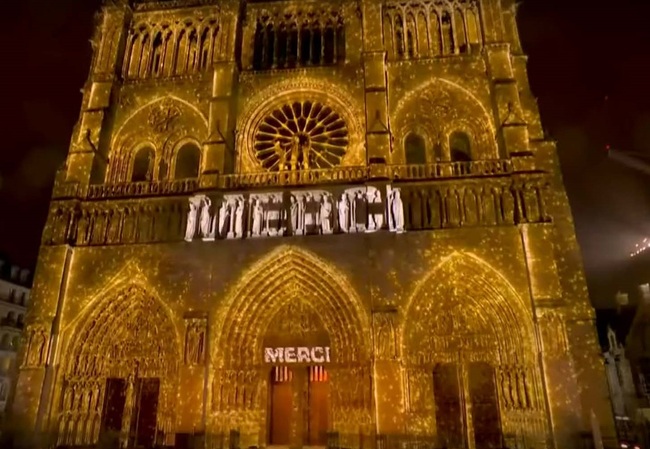 Festakt mit einem Dankeschön („Merci“) an die damaligen Einsatzkräfte.