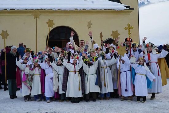 Der Spaß und die Freude an der Dreikönigsaktion ist allen Beteiligten der Pfarre Oberndorf anzusehen.