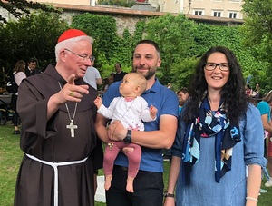 Erzbischof Franz Lackner lädt nach dem Gottesdienst ab 16 Uhr zur Begegnung in den Bischofsgarten ein: mit Segnung der Familien und einem kleinen Geschenk für jedes Kind.