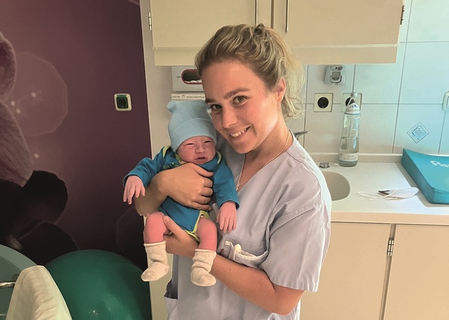 Ein besonderer Moment  kurz nach der Geburt: Die Tiroler Hebamme Corinna Draschl begleitete Baby Felix Michael ins Leben. 