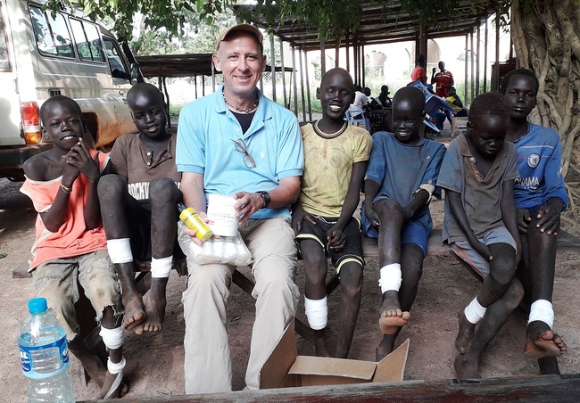 Salesianerbruder Lothar bei der medizinischen Betreuung von obdachlosen Kindern in Liberia.