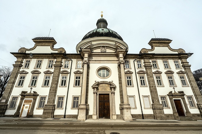 Das Schönbrunner Gelb der Kajetanerkirche ist Vergangenheit. Neben einem neuen weißen Anstrich wurden Putz und Fassade ausgebessert. 