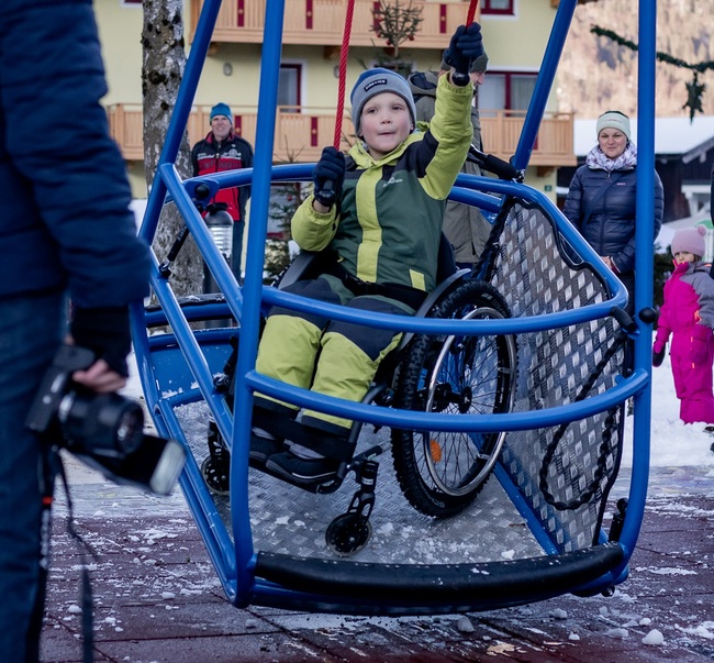 Der kleine Pirmin hat bereits große Freude an der Schaukel. 
