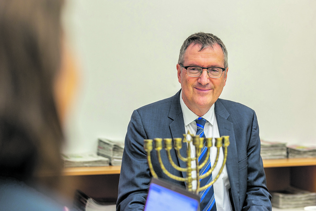 Dank und Hoffnung:  Botschafter David Roet  hofft auf die Rückkehr aller Geiseln und dankt Öster-reich für die Anteilnahme.  