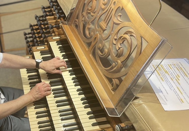 Auf zwei großen Bildschirmen wird bei den Konzerten im Dom den Organistinnen und Organisten beim Spielen „auf die Finger geschaut“.