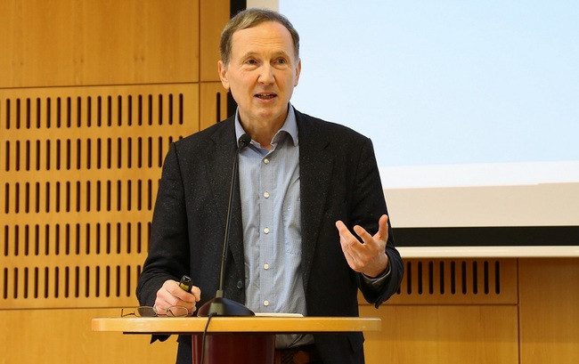 P. Emmanuel J. Bauer  ist Philosoph und Theologe, mit einer Professur für Christliche  Philosophie an der Theologischen Fakultät der Uni Salzburg. 