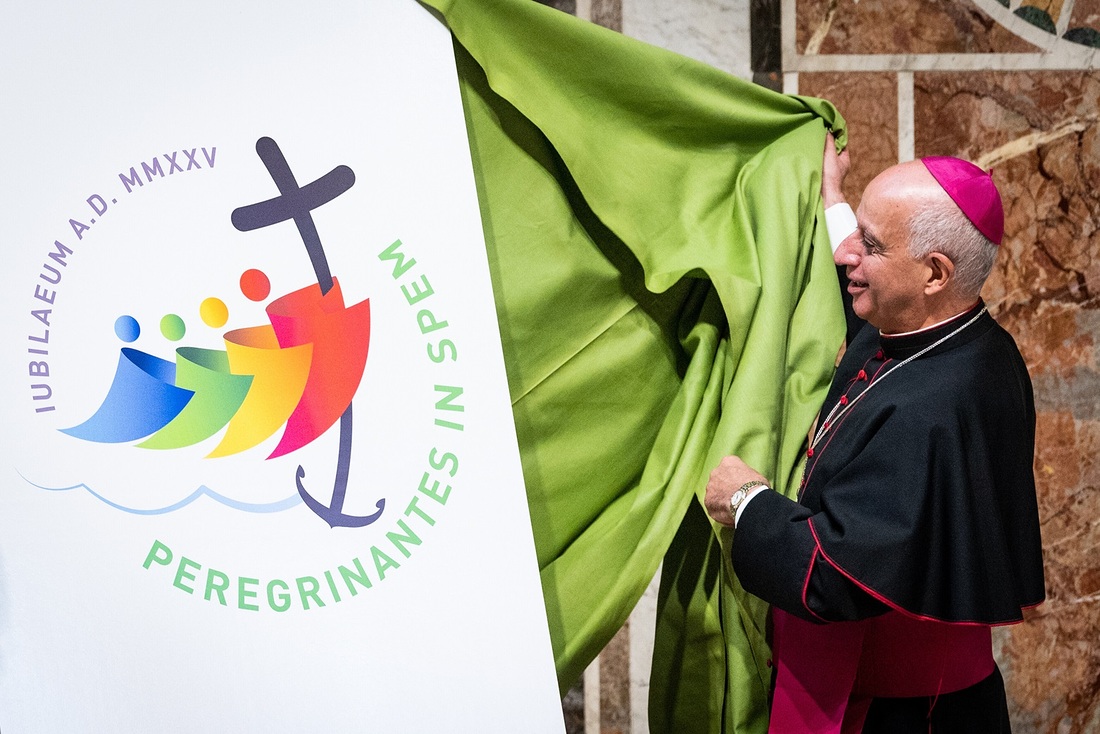 Bereits im Juni 2022 enthüllte Erzbischof Rino Fisichella im Vatikan das Logo des Heiligen Jahres 2025.