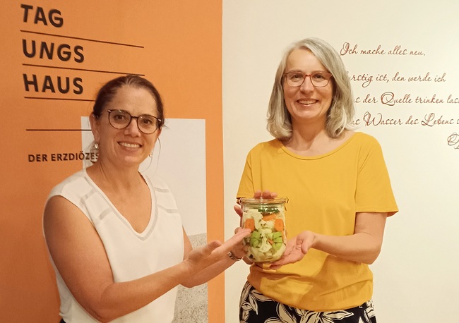 Referentin Sibylle Hunger (r.) mit Bildungsmanagerin Sabine Liesner.
