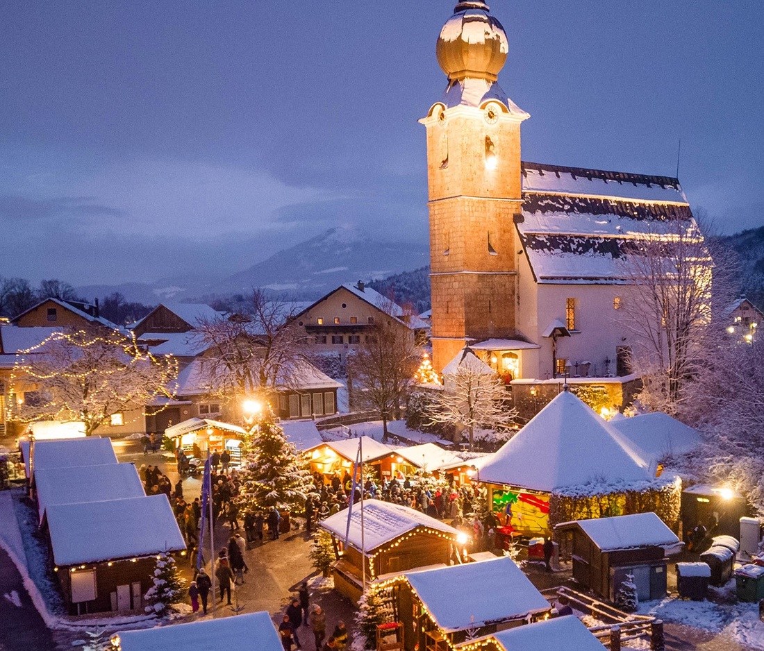 Der Adventmarkt in St. Leonhard im Winterkleid.