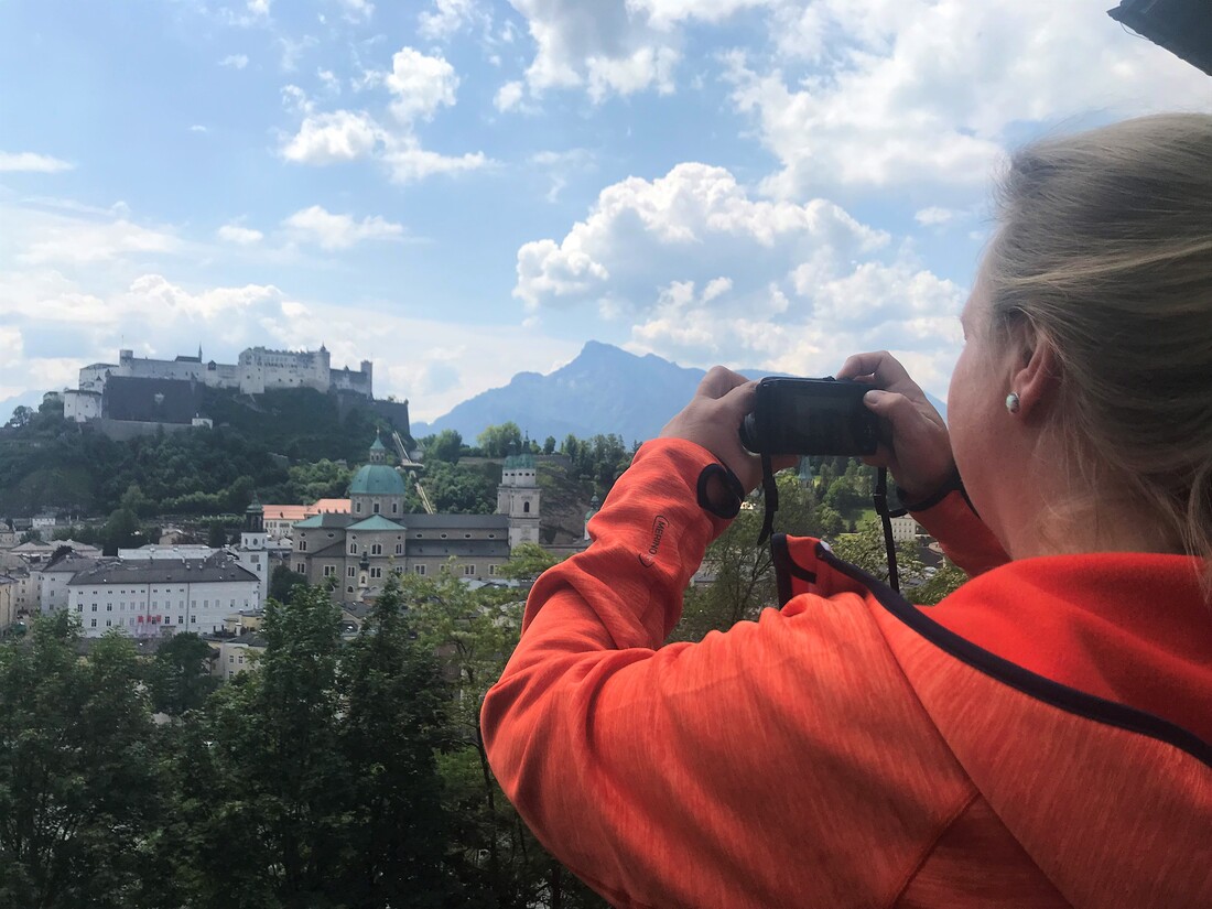 Die Ärztin und leidenschaftliche Fotografin denkt sich in ihre Motive hinein. Hier in die Postkartenidylle der Salzburger Altstadt. 