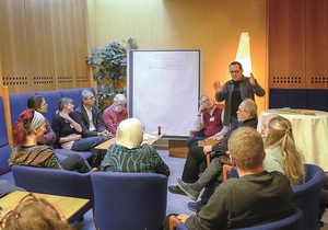 Auch in kleinen Gruppen tauschten sich die Teilnehmerinnen und Teilnehmer aus.