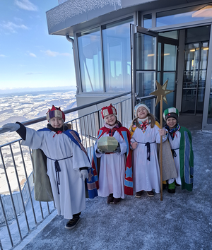 Die Sternsinger aus St. Leonhard/Grödig fuhren mit der Gondel auf den Untersberg um auch dorthin den Segen zu bringen. 
