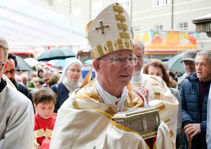 RB/eds/Hiwa Naghshi EB Lackner mit Reliquie