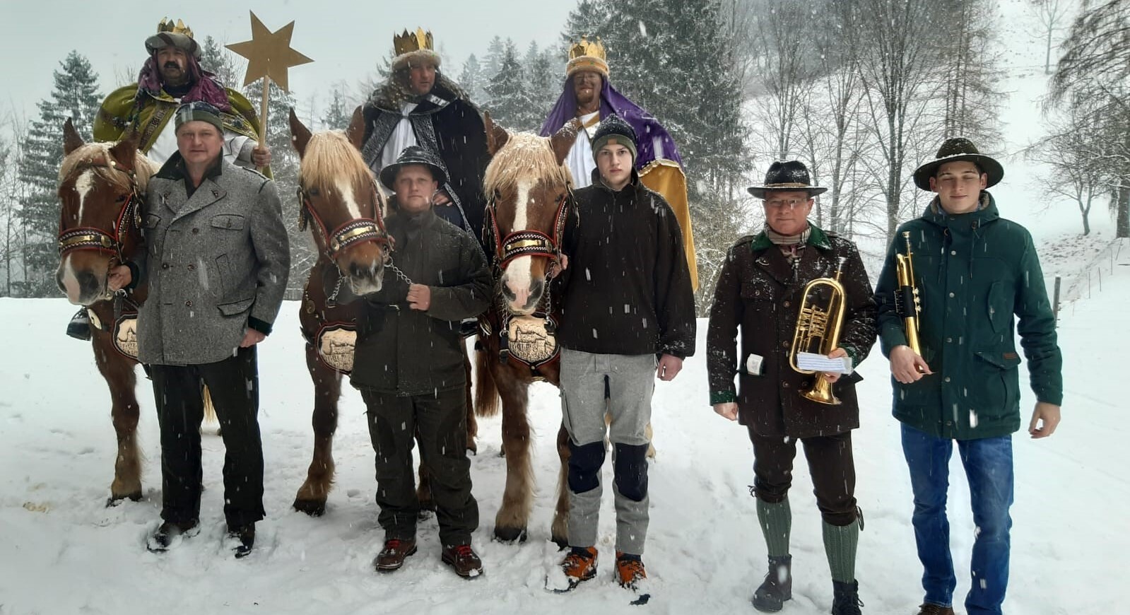 Hans Scharten, Andreas Palfen, Pfarrer Bernhard Pollhammer (r.)  als Werfener Sternsinger hoch zu Ross mit den Fußknechten Rupert Ess (l.), Peter Sparek  und Norbert Kain, Bläser Thomas Hafner (l.) und Hannes Holzmann.