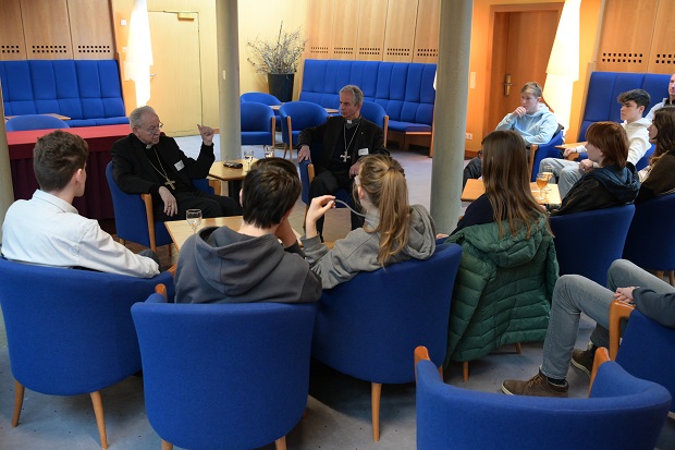 Em. Erzbischof Alois Kothgasser und Weihbischof Hansjörg Hoder diskutieren mit Schülerinnen und Schülern.