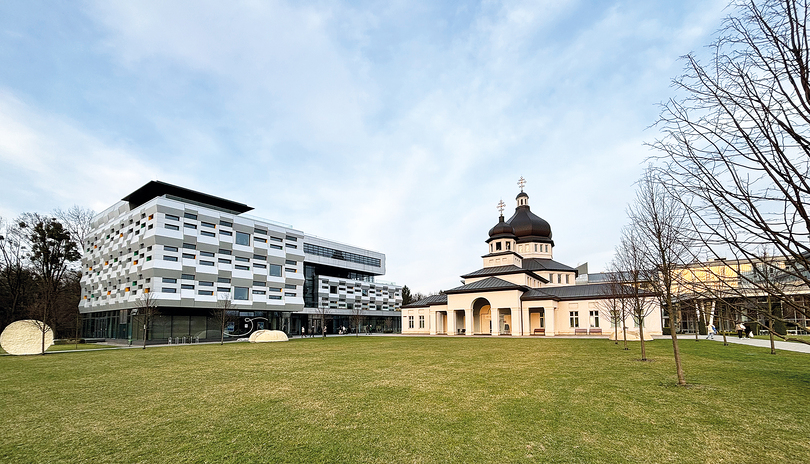 Die Gebäude der Ukrainischen Katholischen Universität in Lwiw wurden im Krieg noch nicht beschädigt, wie hier das nach dem Metropoliten Andrej Scheptyzkyj (1865–1944) benannte Zentrum (links) und die Universitätskirche St. Sofia. Zahlreiche Angehörig