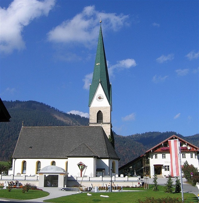 Die Kirche St. Nikolaus in Hinter­thiersee, die zum Tiroler Pfarrverband Thiersee–Landl gehört.  