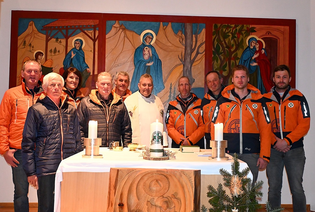 Der pensionierte Pfarrer sowie Landeskurat der Lawinen- und Suchhundestaffel Bernhard Rohrmoser (Mitte) mit dem Führungsteam.