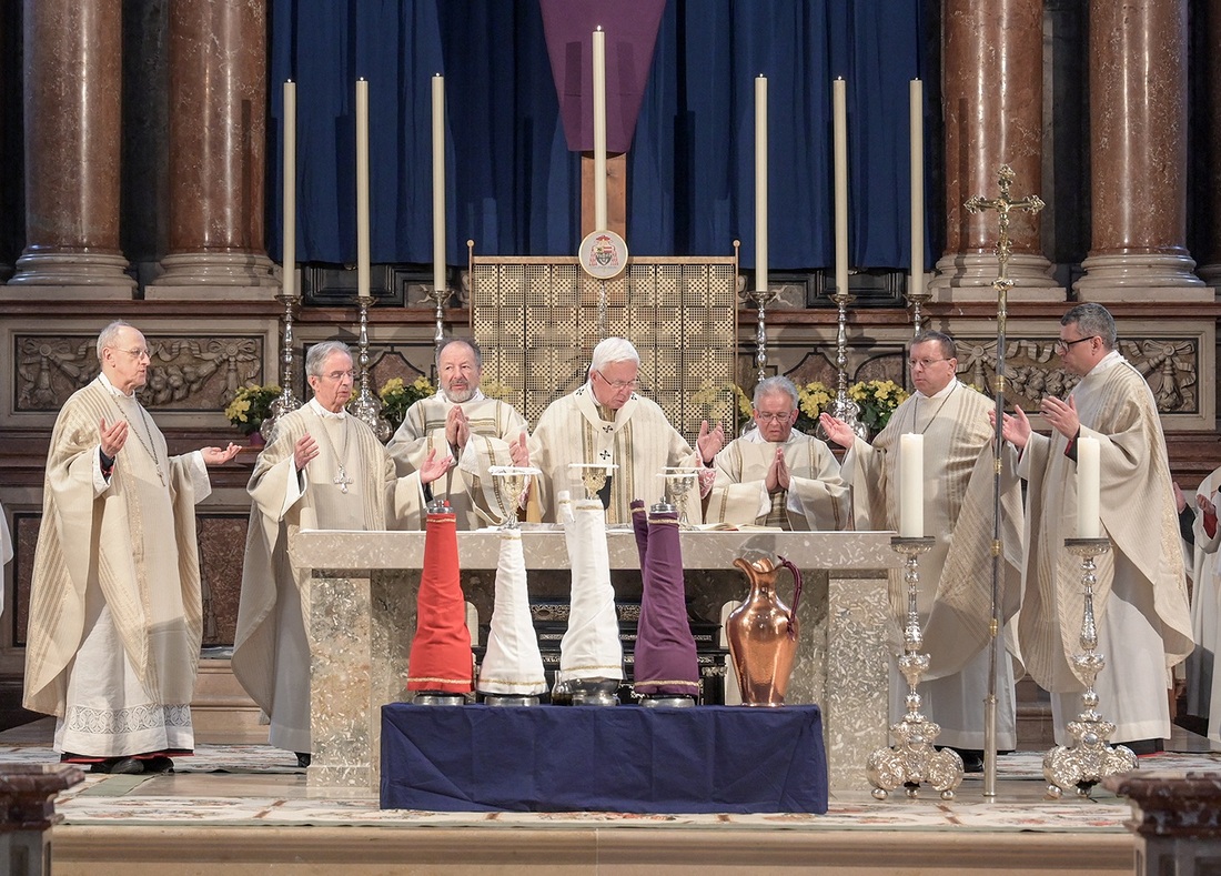 In der Chrisammesse weiht der Bischof jährlich die drei heiligen Öle: Chrisam, Krankenöl und Katechumenenöl.