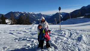 Antonia Eschbacher (l.) mit ihren „echten“ Enkelkindern im Schnee.