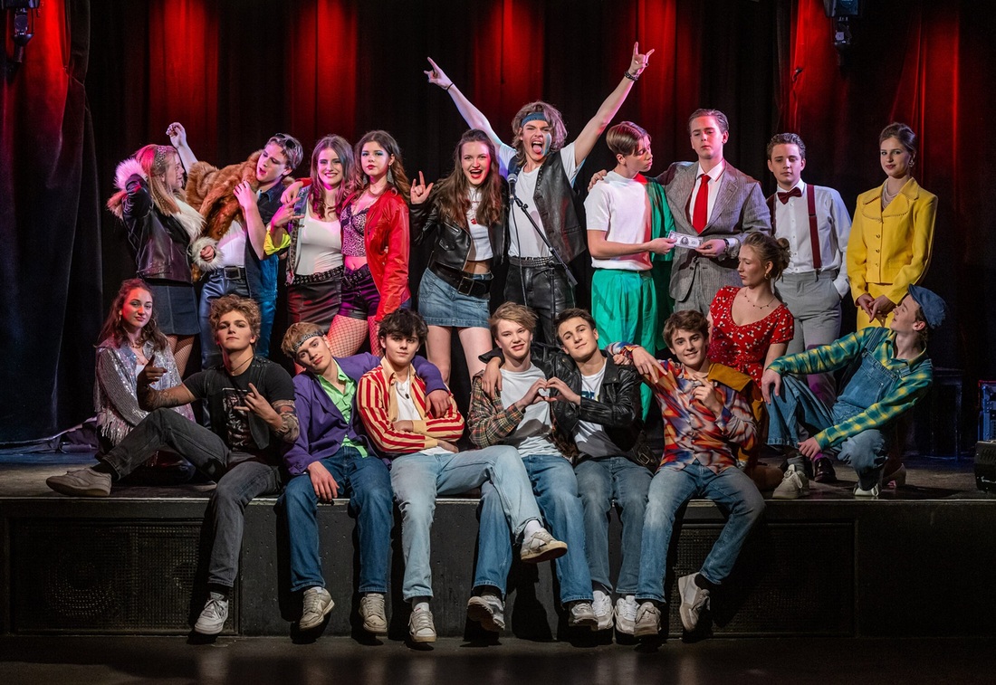 Darstellerinnen und Darsteller des Musicals „Rock of Ages“.