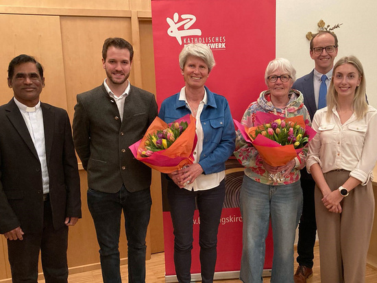 Katholisches Bildungswerk Niedernsill; im Bild:Pfarrer Ananda Gopu, Vizebürgermeister Stefan Höllwerth, Ingeborg Eder-Donauer, Mag. Edith Nindl, MMag. Dr. Andreas G. Weiß, Elisabeth Wagner MA