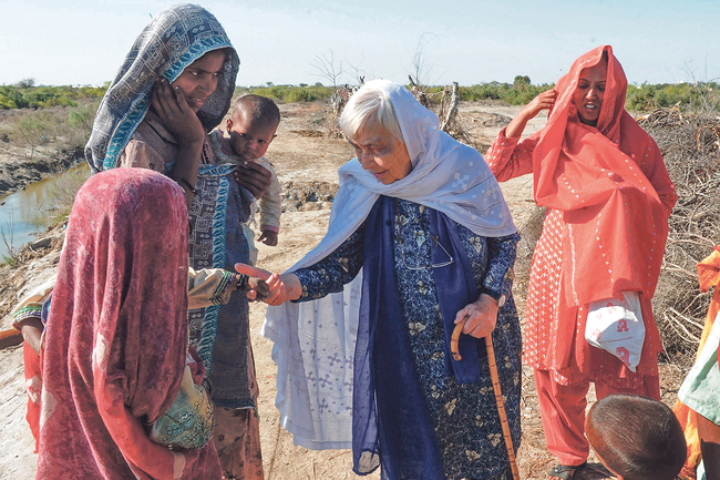 Güte ist unaufdringlich präsent. Sie liegt im Blick auf die Menschen, wie bei der Ärztin Ruth Pfau (Mitte).
