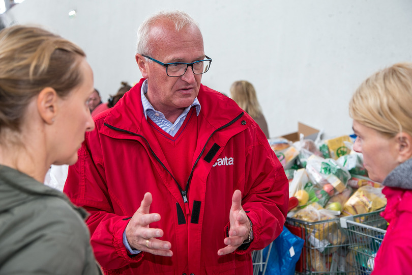 „Die Caritas ist katastrophenfähig“ und mit ihr Caritas-Direktor Johannes Dines. Das hat er in zwölf Jahren an der Spitze eindrücklich bewiesen. Nun übergibt er an das Duo Andrea Schmid und Kurt Sonneck. „Beide haben viel Erfahrung. Die Caritas ist i