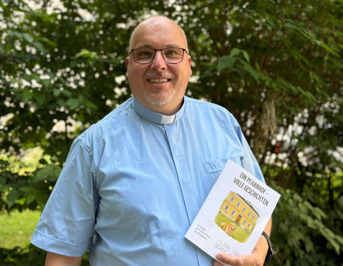 „Ein Pfarrhof – viele Geschichten“ – Josef Pletzers Buch zum Abschied dient auch einem guten Zweck: „Der Erlös ist für eine Schule in Tansania, die wir mit aufbauen. Wer Interesse hat, kann das Buch über die Pfarre Maxglan beziehen.“