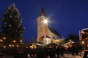 Eingebettet in den kleinen Ort St. Leonhard nahe der Stadt Salzburg erfreut der Adventmarkt seit einem halben Jahrhundert Menschen, die geschmackvolles Handwerk schätzen und mit dem Kauf der liebevoll hergestellten Erzeugnisse Gutes tun möchten.