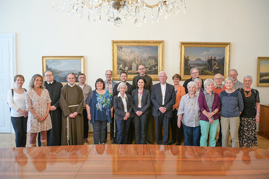 Geistliche Begleiterinnen und Begleiter sind vor kurzem mit Erzbischof Franz Lackner und Seelsorgeamtsleiterin Lucia Greiner zusammengetroffen. Sie tauschten sich über ihren Dienst aus, der Menschen in Fragen nach Sinn, Gott, Glauben und Spiritualitä