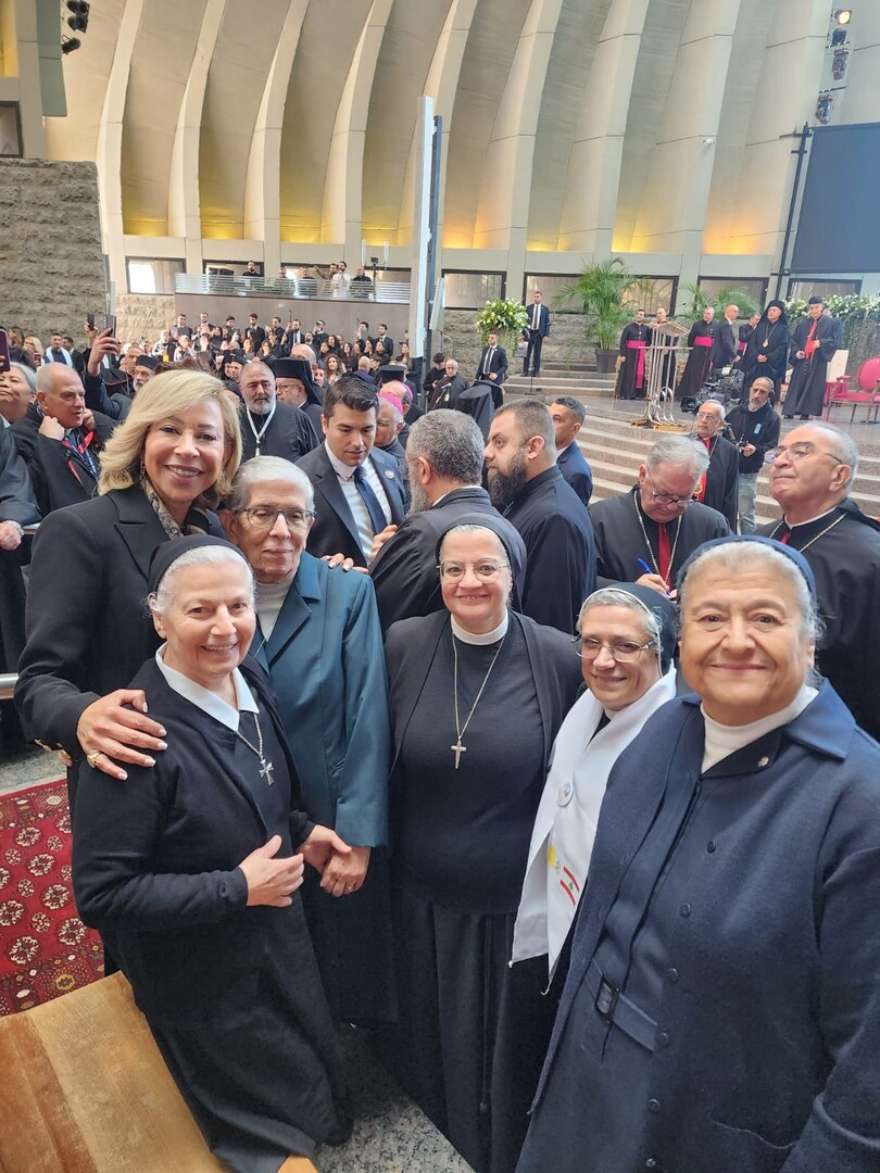 „Der Papstbesuch war ein außergewöhnliches Ereignis für mich und für alle Menschen, die ich kenne – ob Laien oder Ordensleute.“ Im Bild Sr. Laurice Obeid (r.) mit einer Gruppe Ordensleuten.