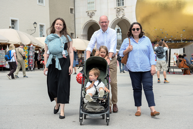 Ausflug in die Stadt Salzburg und ein Eis genießen: Sophia Schmöller-Schwaighofer mit der kleinen Linda, Matthias und Eva Schwaighofer mit ihren Enkelkindern Juli und Vincent.