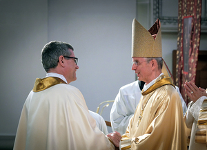 Harald Mattel, neuer Dompfarrer (li.) und Weihbischof Hansjörg Hofer (re.).