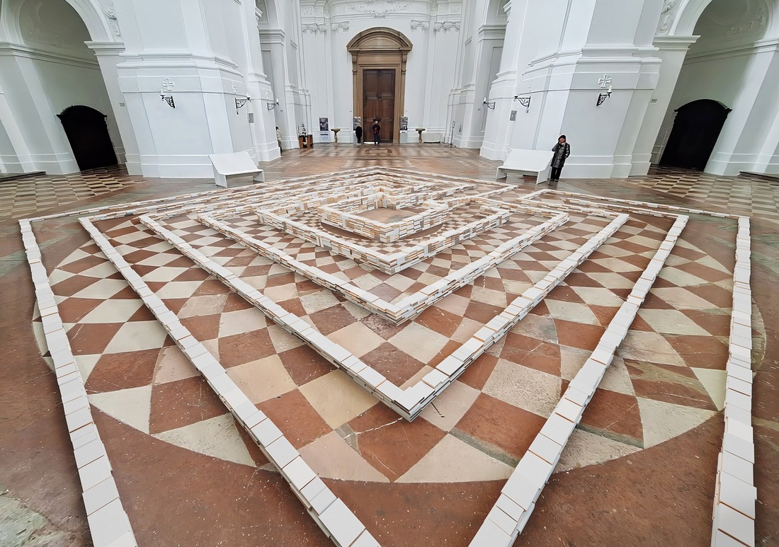Labyrinth aus 3.000 weißen Büchern in der Salzburger Kollegienkirche