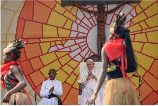 Die Jugend präsentierte dem Papst traditionelle Tänze. Franziskus wiederum hatte an die junge Generation eine wichtige Bitte: Nehmt die Zukunft eures Landes in die Hand.