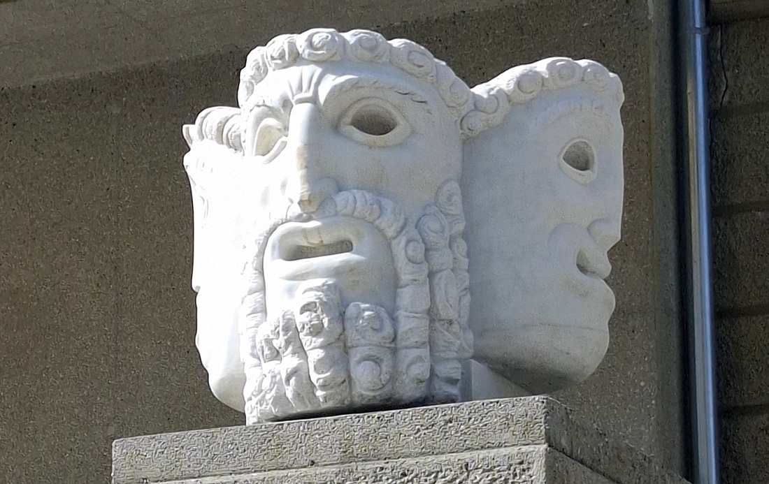Unübersehbares Markenzeichen der Salzburger Festspiele: der vom Bildhauer Jakob Adlhart geschaffene „Vier-Masken-Block“.