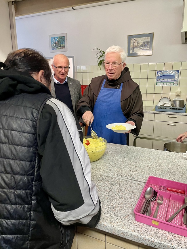 Essensausgabe bei den Barmherzigen Schwestern.