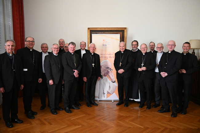 Österreichs Bischöfe im Rom – mit  Erzbischof Franz Lackner und Weihbischof Hansjörg Hofer.