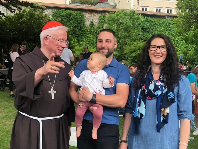 Erzbischof Franz Lackner lädt nach dem Gottesdienst ab 16 Uhr zur Begegnung in den Bischofsgarten ein: mit Segnung der Familien und einem kleinen Geschenk für jedes Kind.